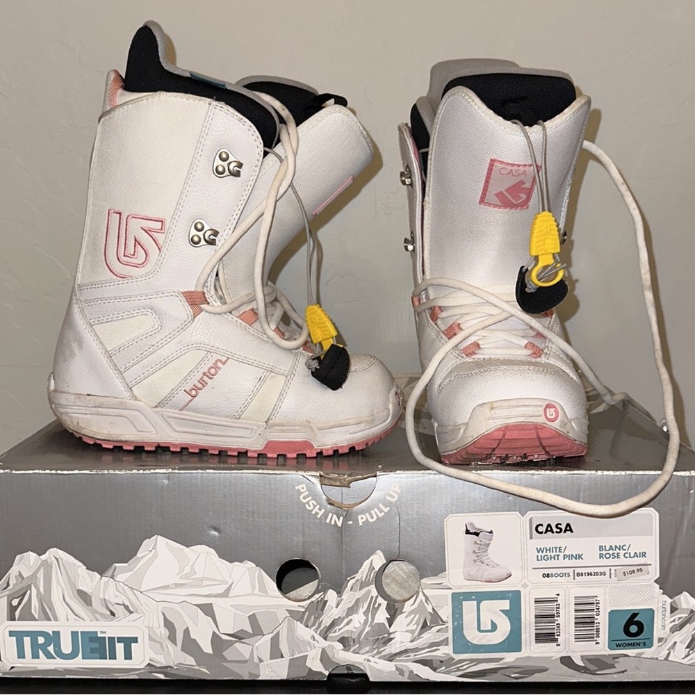 Snowboard boots